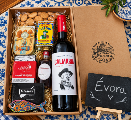 Cabaz É Segredo! com vinho, azeite, petiscos, doces e porta-chaves sardinha numa caixa Segredos do Contrabandista
